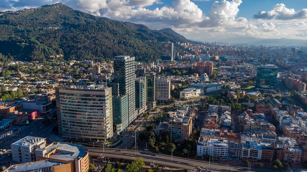 Panorámica del centro empresarial de Bogotá D.C., sede de Platenzia Talent