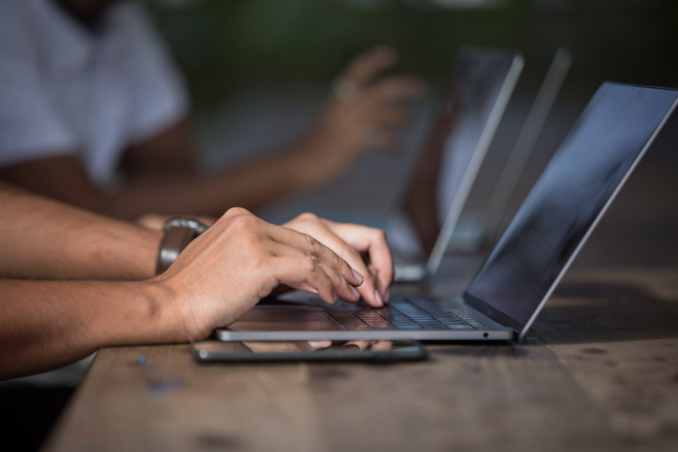 Persona trabajando en su hoja de vida y postulándose a vacantes en línea